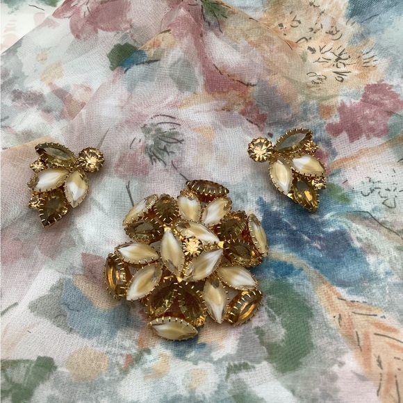 Vintage Juliana Amber Dog toothed Brooch and Clip earrings - Picture 3 of 4